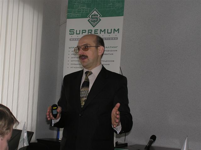 Александр Нечипорук представлял первый доклад на семинаре